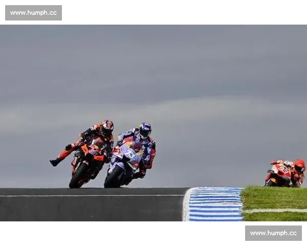 极速争锋赛场：摩托车飞驰中的速度与激情较量 - 副本 (2)